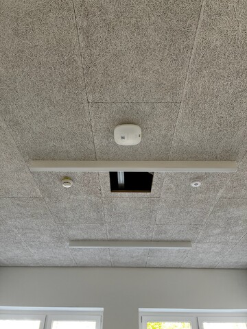 Decke in einer Schulle mit Wlan Access Point